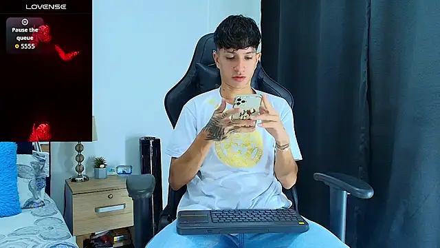 Snapshot of _CamiloBass chatting on June 14, 1:24 am CamiloBass online show from June 14, 1:24 am