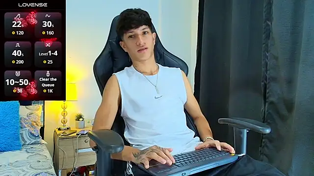 Snapshot of _CamiloBass chatting on June 17, 8:30 pm CamiloBass online show from June 17, 8:30 pm
