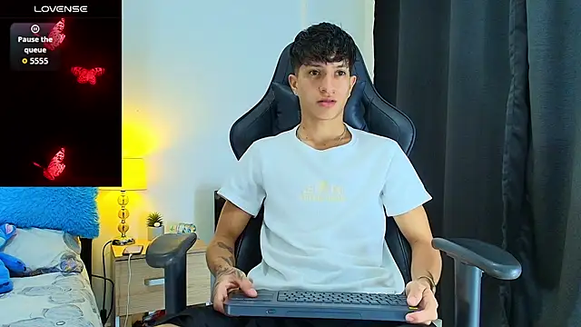 Snapshot of _CamiloBass chatting on June 21, 12:49 am CamiloBass online show from June 21, 12:49 am