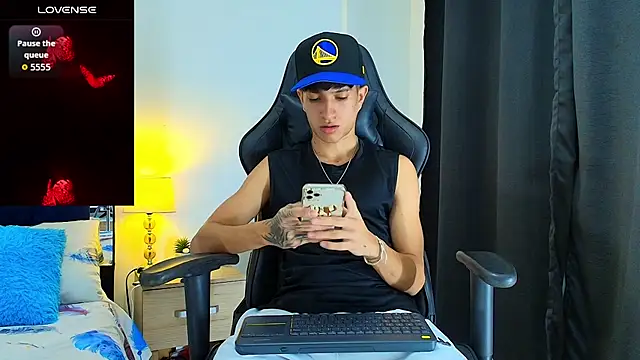 Snapshot of _CamiloBass chatting on June 23, 1:25 am CamiloBass online show from June 23, 1:25 am