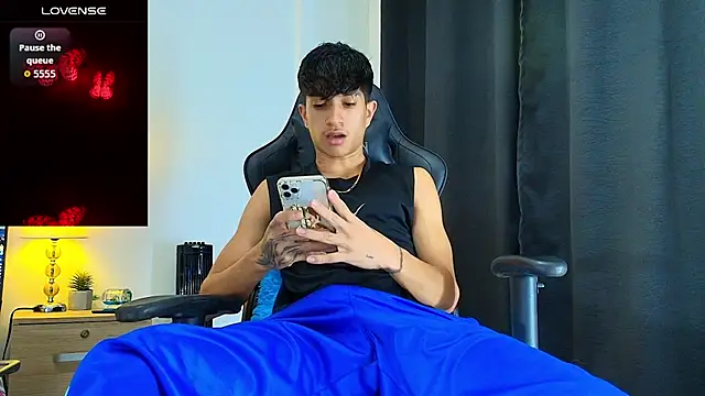 Snapshot of _CamiloBass chatting on June 6, 1:11 am CamiloBass online show from June 6, 1:11 am