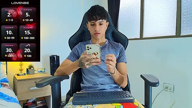 Snapshot of _CamiloBass chatting on June 10, 7:37 pm CamiloBass online show from June 10, 7:37 pm