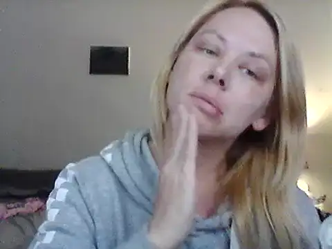 Snapshot of burrkitty chatting on December 27, 3:20 am burrkitty online show from December 27, 3:20 am