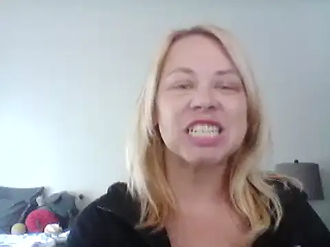 Snapshot of burrkitty chatting on December 1, 8:14 pm burrkitty online show from December 1, 8:14 pm