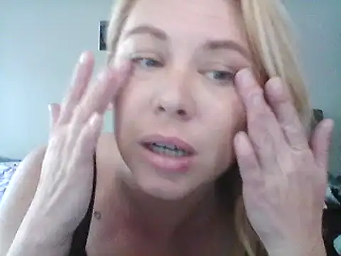 Snapshot of burrkitty chatting on December 30, 12:32 am burrkitty online show from December 30, 12:32 am