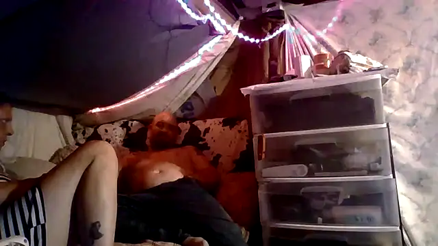 Snapshot of spuncock4u chatting on October 4, 1:07 am spuncock4u online show from October 4, 1:07 am