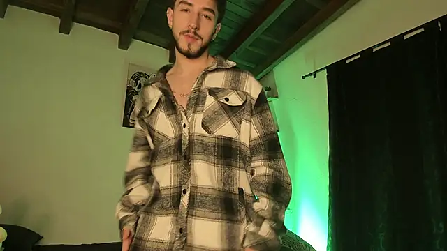 Snapshot of Valentino_Xander chatting on March 20, 3:34 am Valentino Xander online show from March 20, 3:34 am