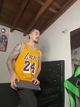 Snapshot of Valentino_Xander chatting on November 7, 12:37 am Valentino Xander online show from November 7, 12:37 am