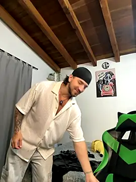 Snapshot of Valentino_Xander chatting on December 2, 3:52 am Valentino Xander online show from December 2, 3:52 am