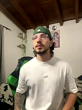 Snapshot of Valentino_Xander chatting on October 13, 1:07 am Valentino Xander online show from October 13, 1:07 am