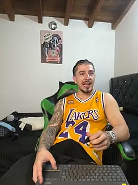 Snapshot of Valentino_Xander chatting on November 7, 11:30 pm Valentino Xander online show from November 7, 11:30 pm