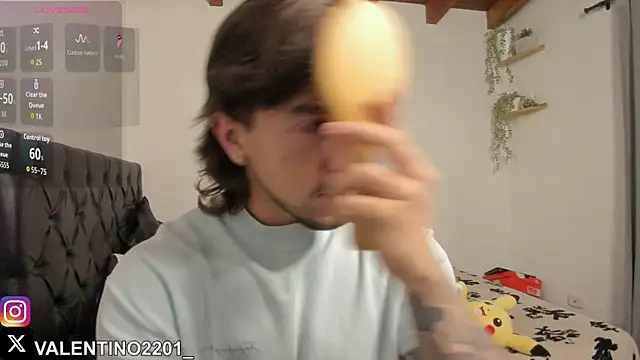 Snapshot of Valentino_Xander chatting on October 12, 12:23 am Valentino Xander online show from October 12, 12:23 am