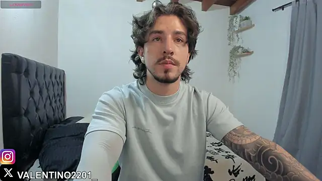 Snapshot of Valentino_Xander chatting on October 13, 11:49 pm Valentino Xander online show from October 13, 11:49 pm