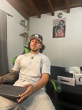 Snapshot of Valentino_Xander chatting on November 21, 11:37 pm Valentino Xander online show from November 21, 11:37 pm