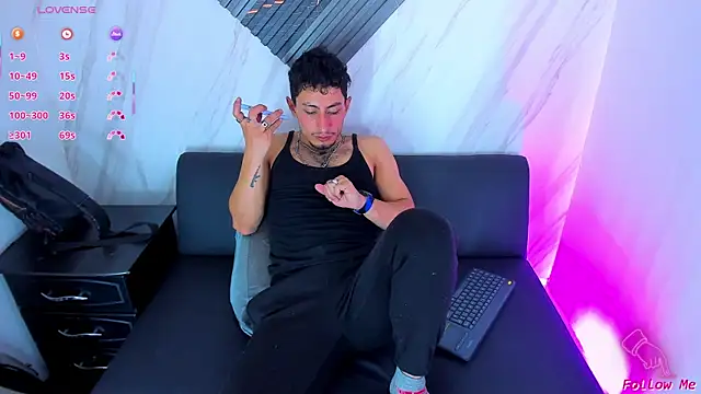 Piggy Eddy online show from December 3, 8:30 pm