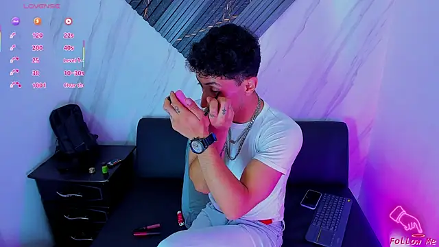 Piggy Eddy online show from December 2, 9:05 pm