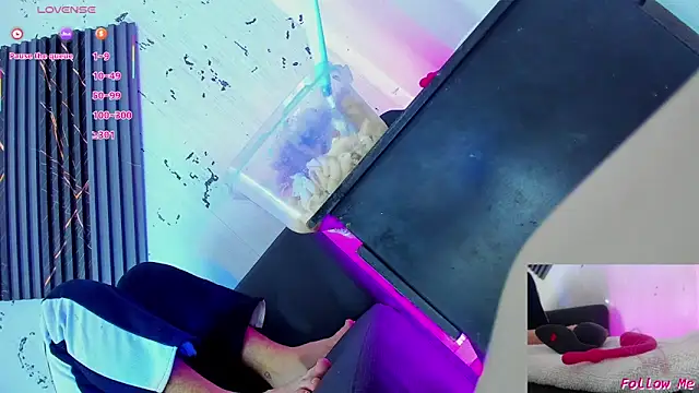 Piggy Eddy online show from November 22, 1:04 am