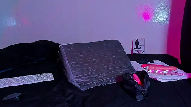 Piggy Eddy online show from March 18, 1:53 am