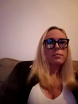 Snapshot of Connie_Pepper chatting on March 10, 2:06 am Connie Pepper online show from March 10, 2:06 am