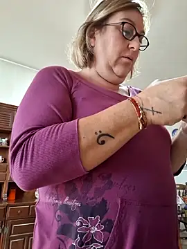 Snapshot of Mara-24 chatting on November 13, 12:09 pm Mara-24 online show from November 13, 12:09 pm