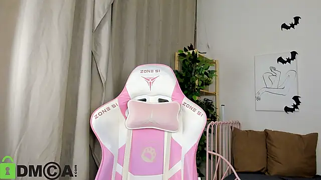 Snapshot of Nicole_Charm chatting on October 29, 9:36 pm Nicole Charm online show from October 29, 9:36 pm