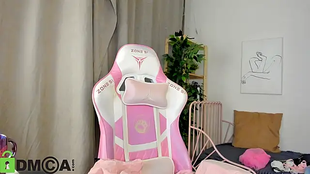 Snapshot of Nicole_Charm chatting on November 10, 6:24 pm Nicole Charm online show from November 10, 6:24 pm