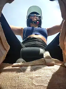 Snapshot of Izabella_Bella chatting on March 10, 8:17 am Izabella Bella online show from March 10, 8:17 am