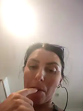 Snapshot of Izabella_Bella chatting on February 18, 7:10 am Izabella Bella online show from February 18, 7:10 am