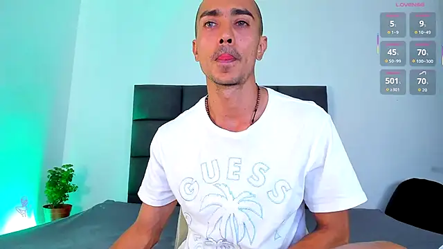 Snapshot of steven_hott8 chatting on December 15, 4:13 pm steven hott8 online show from December 15, 4:13 pm