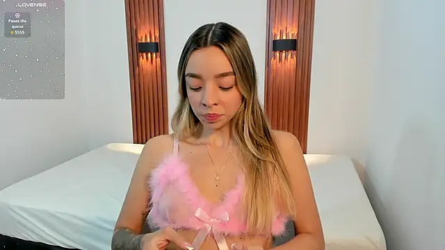 Snapshot of AliceRoss0 chatting on December 20, 10:01 pm AliceRoss0 online show from December 20, 10:01 pm