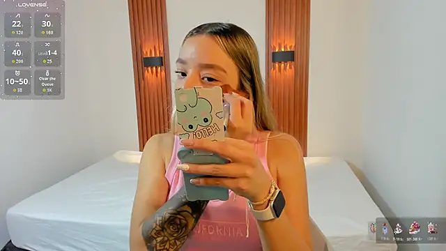 Snapshot of AliceRoss0 chatting on December 18, 8:23 pm AliceRoss0 online show from December 18, 8:23 pm