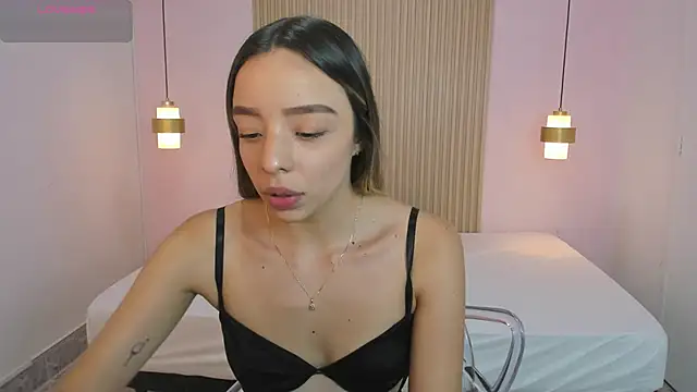 Snapshot of AliceRoss0 chatting on May 6, 8:13 pm AliceRoss0 online show from May 6, 8:13 pm