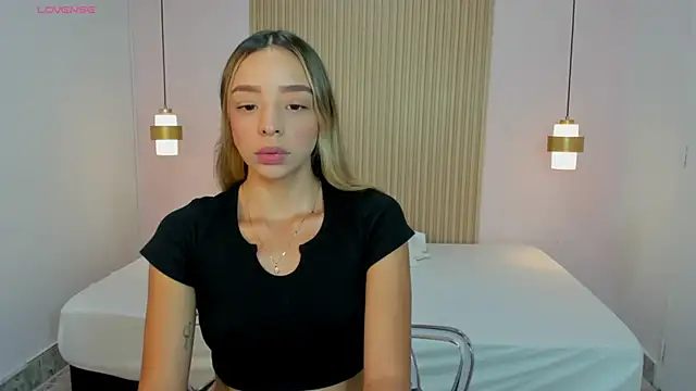 Snapshot of AliceRoss0 chatting on June 30, 8:31 pm AliceRoss0 online show from June 30, 8:31 pm