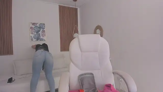 TiffanyWright online show from December 15, 1:28 pm