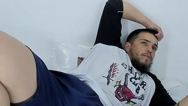 Snapshot of Beard_xox chatting on October 24, 9:14 pm Beard xox online show from October 24, 9:14 pm