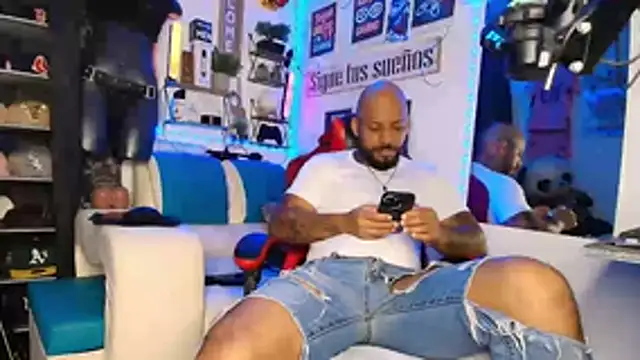 Leenar Key online show from March 17, 7:39 pm