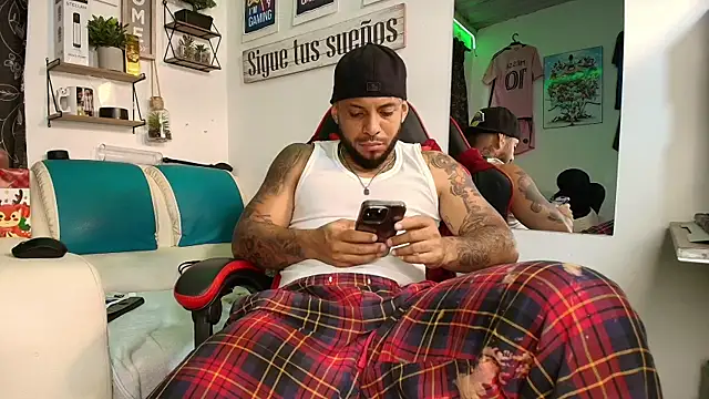 Leenar Key online show from November 25, 1:44 pm