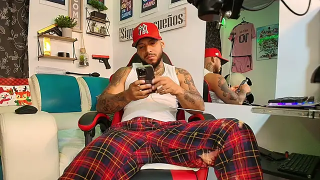 Leenar Key online show from November 10, 2:11 pm