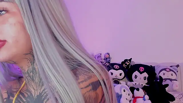 Snapshot of shadowcatt_ chatting on November 17, 8:02 pm shadowcatt online show from November 17, 8:02 pm