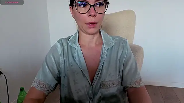 Snapshot of Jullyenn3 chatting on June 19, 11:05 am Jullyenn3 online show from June 19, 11:05 am
