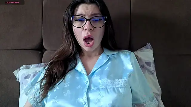 Jullyenn3 online show from March 10, 2:43 pm