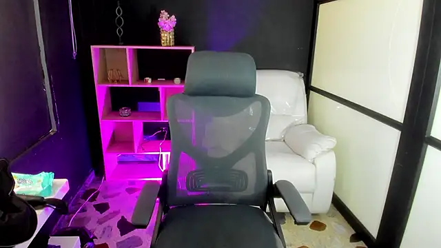 TifanyWhite  online show from March 15, 8:10 pm