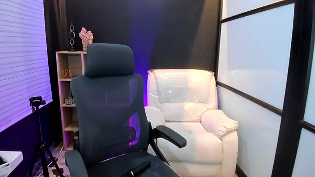 TifanyWhite  online show from March 13, 11:49 pm