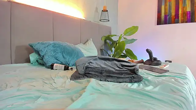 Annie-Wolf online show from February 28, 1:26 am