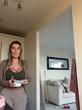 UKSYDNEYFOX online show from February 24, 5:09 pm