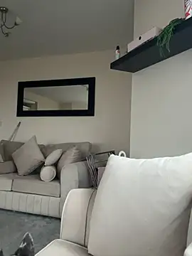 UKSYDNEYFOX online show from March 2, 5:20 pm