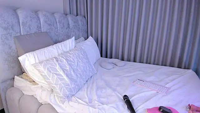 ashlyestone online show from February 4, 12:49 am