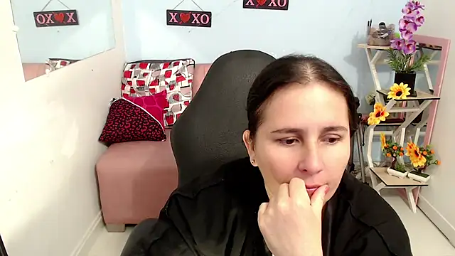 Snapshot of victoria_jones chatting on October 21, 6:40 pm victoria jones online show from October 21, 6:40 pm