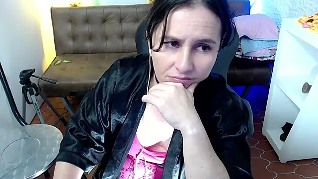 Snapshot of victoria_jones chatting on March 12, 4:35 pm victoria jones online show from March 12, 4:35 pm