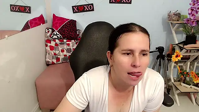 Snapshot of victoria_jones chatting on November 11, 4:24 pm victoria jones online show from November 11, 4:24 pm